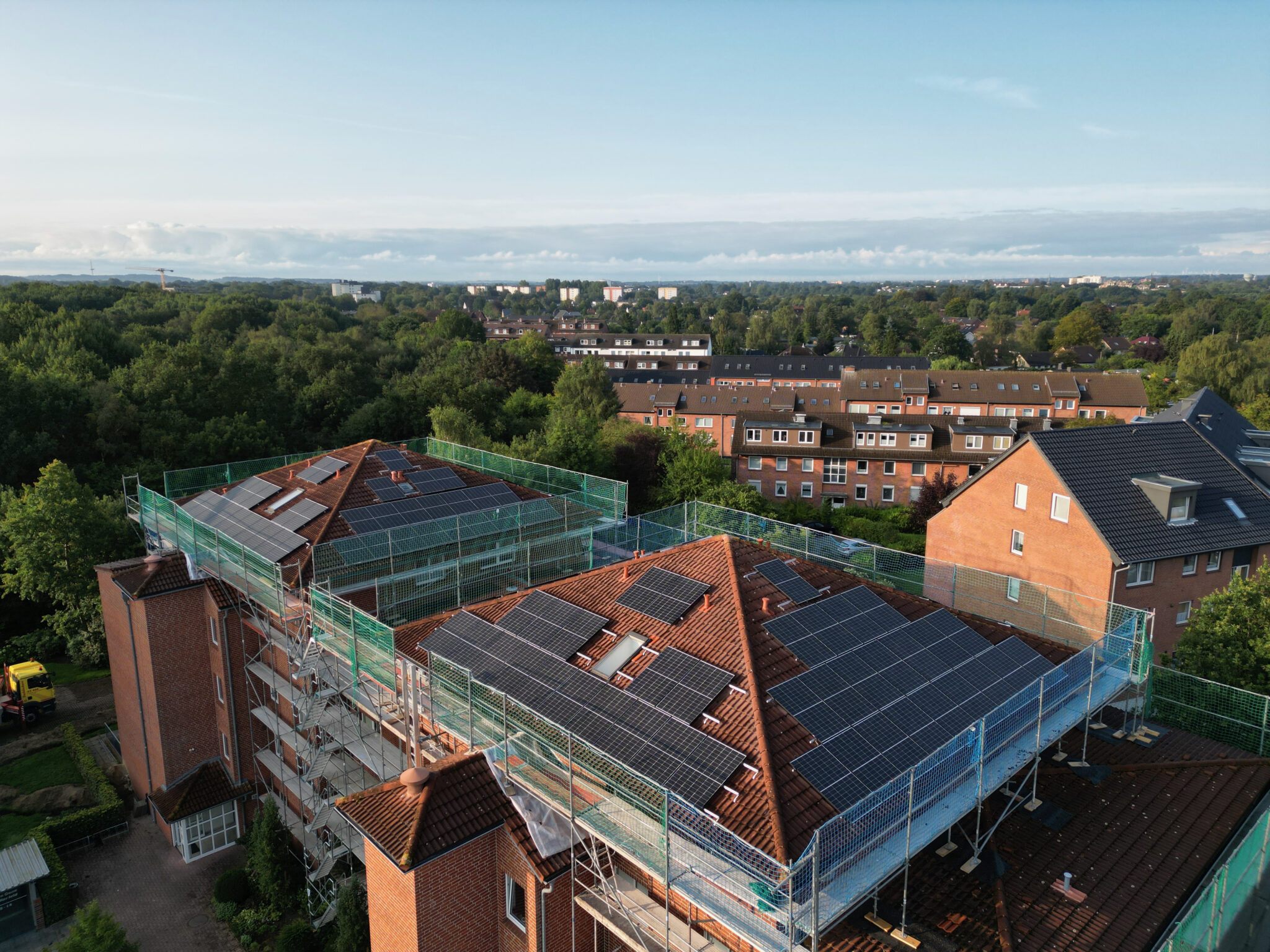 Bild einer Wohnanlage mit Solardächern