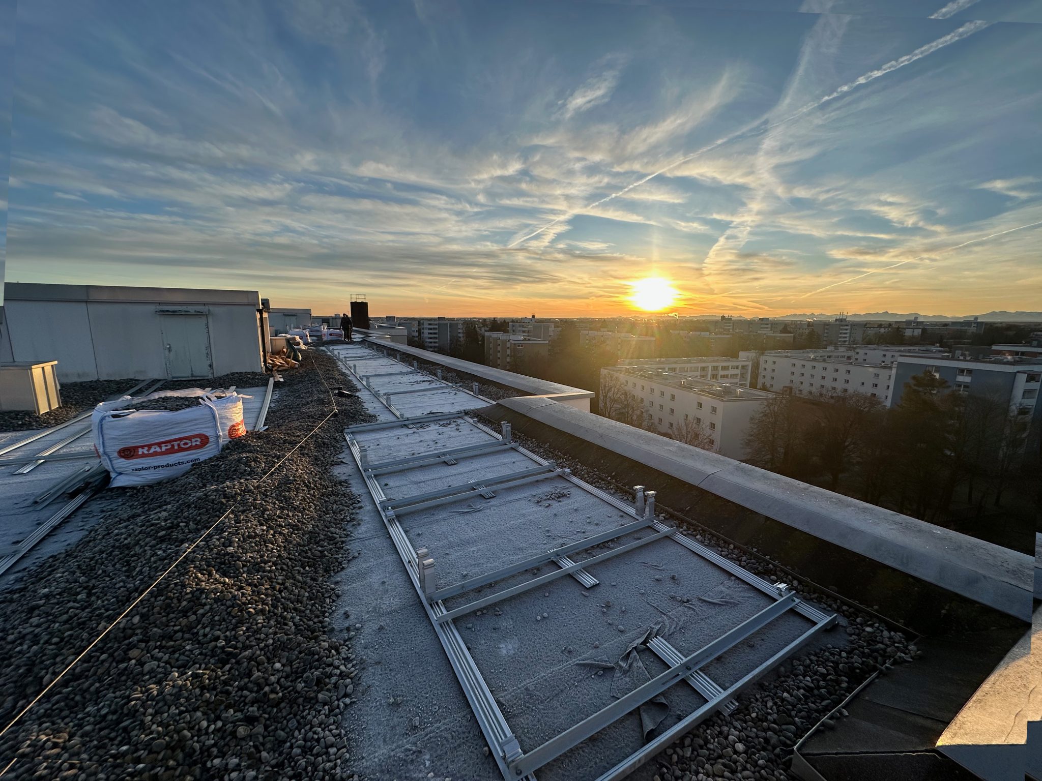 Bau eines Solardachs im Sonnenuntergang