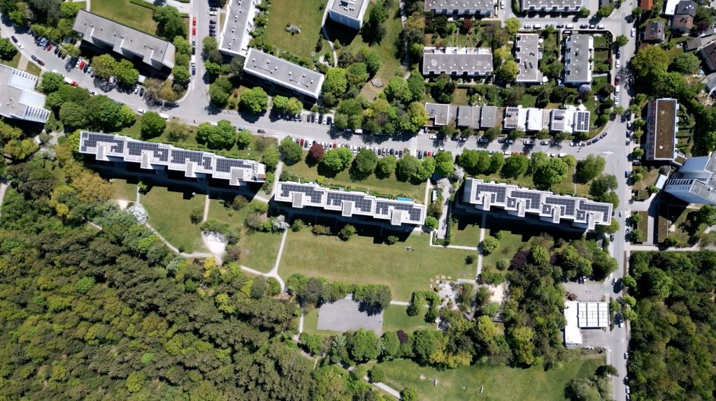 Wohnanlage mit Solaranlagen auf den Dächern, Vogelperspektive