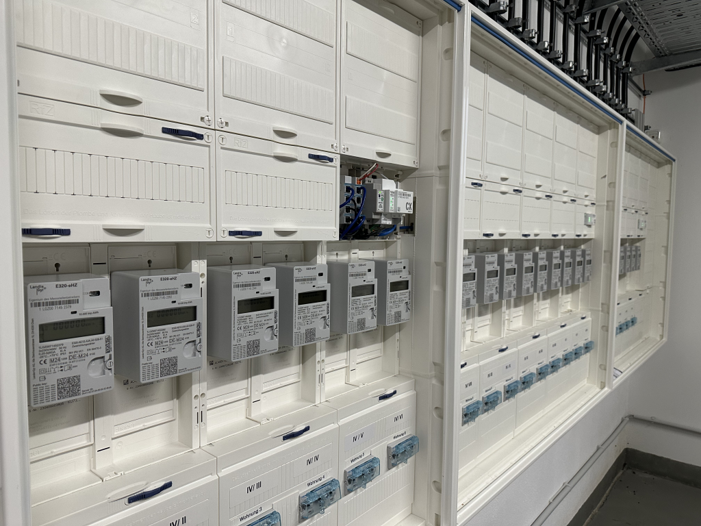 Ein moderner Schaltschrank mit mehreren Smart Metern.